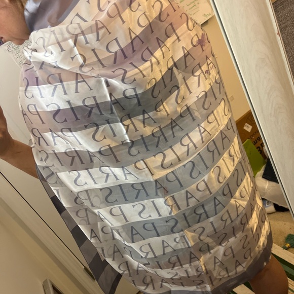 ❤️🧣BEAUTIFUL DESIGNER SCARF🧣❤️INFINITY LONG EUC GIFT silky square gray silver - Picture 3 of 5